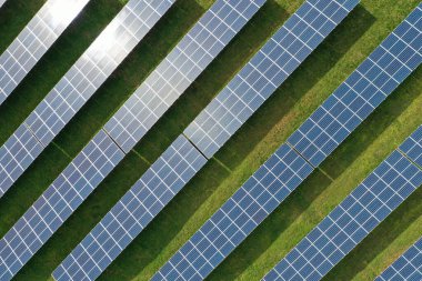 Yukarıdan gelen güneş panelleri. Bu paneller Güney Almanya 'da bulunmaktadır..