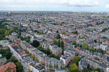 Amsterdam şehir merkezinden. Bu resim 2019 yazında Amsterdam Centrum 'un bir bölümünü gösteriyor. Amsterdam, Noord Hollanda / Hollanda - 08.09.19.