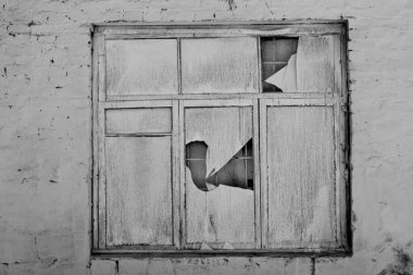 Kırık camlı ve ızgaralı eski pencere