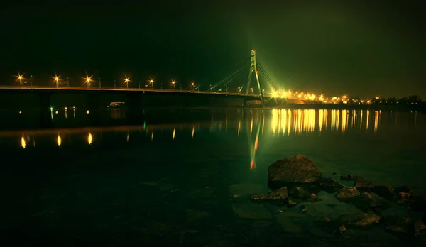 Kuzey Köprüsünde Güzel Işıklar Yansıma Gece Kiev Ukrain — Stok fotoğraf