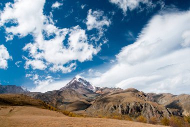 Beyaz bulutlu güzel gökyüzünün arka planında güzel dağlar