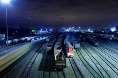 Gecenin bir yarısı demiryolu.