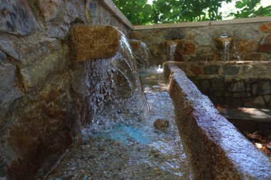 Argyroupolis, Girit 'teki çeşme hızlı bir deklanşör hızı kullanıyor..