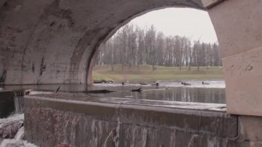 Kemerin içinde akan su, kapat onu.