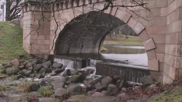 漂亮的拱门和流动的水 — 图库视频影像