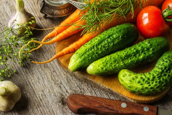 Verduras y cuchillo en la mesa — Foto de Stock