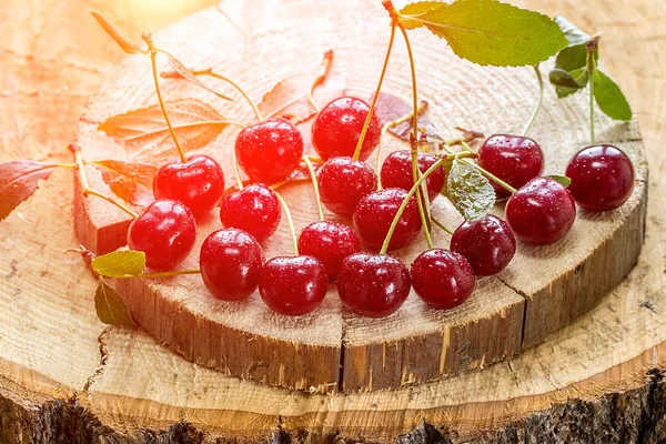 Cerise rouge fraîche sur fond de table en bois — Photo