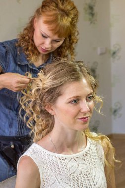 Genç kadın sandalyede berberler ve Kuaförler Berber.