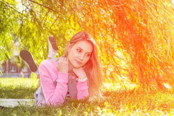 Junges Mädchen ruht im Sommerpark — Stockfoto