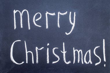 Kara tahta üzerinde yazıt neşeli Noel. bir tahtaya yazılmış.