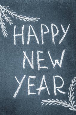 Mutlu yeni yıl Beyaz tebeşir bir kara tahta yazılı 