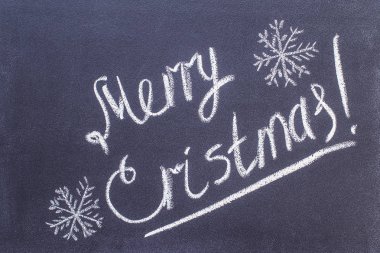 Kara tahta üzerinde yazıt neşeli Noel. bir tahtaya yazılmış.