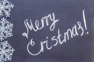 Kara tahta üzerinde yazıt neşeli Noel. bir tahtaya yazılmış