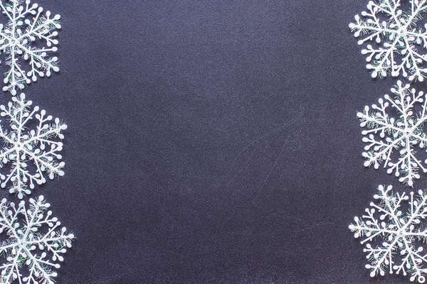 Flocos de neve em um quadro negro — Fotografia de Stock