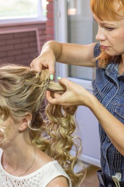 Düğün saç stilist yapar.