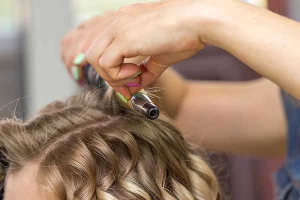 Close-up de uma mulher cabeleireiro fazendo cachos — Fotografia de Stock