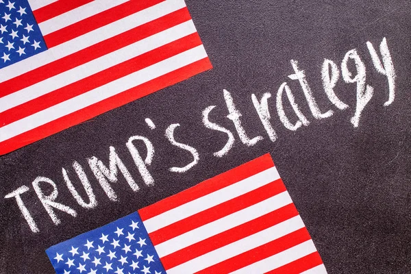 Estratégia de Trump no quadro de giz e bandeira dos EUA — Fotografia de Stock
