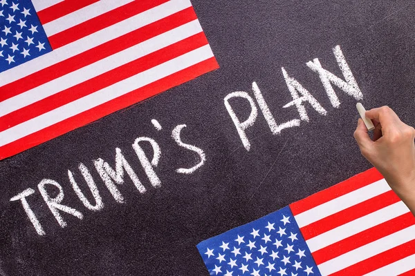Trump terv a kréta-tábla, és az amerikai zászló — Stock Fotó