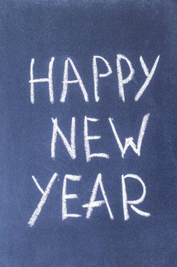 Mutlu yeni yıl Beyaz tebeşir bir kara tahta yazılı
