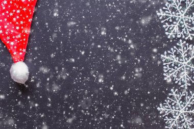 Siyah bir kara tahta üzerinde beyaz kar taneleri