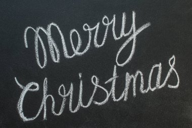 Tebeşir ile bir kara tahta üzerinde yazılı mutlu Noeller