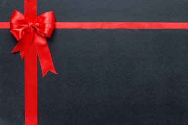 Kırmızı kurdele üzerine siyah yazı tahtası.