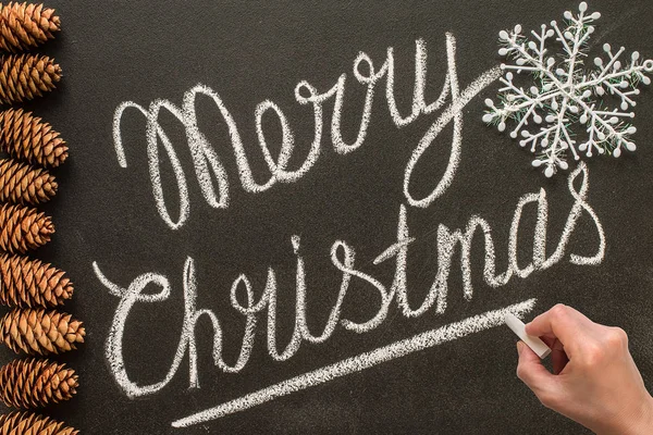 快乐圣诞手在黑板上写 — 图库照片