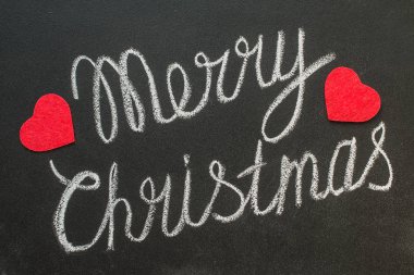 Tebeşir ile bir kara tahta üzerinde yazılı mutlu Noeller.