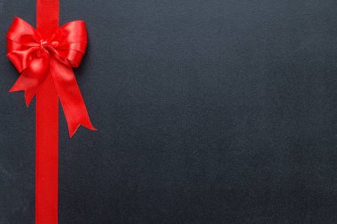 Kırmızı kurdele üzerine siyah yazı tahtası