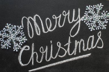 Küçük bir kayrak kara tahta el yazısıyla merry Xmas tebrik.