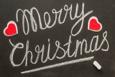 Neşeli Noel metin kara tahta yazılmış.