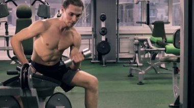 kaslı adam dumbell ile çalışma dışarı