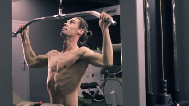 체육관에서 전원 시뮬레이터와 남자 운동 — 비디오