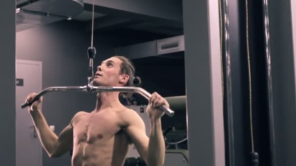 Adam egzersiz jimnastik salonu güç simülatörü ile — Stok video