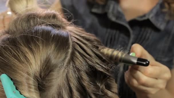 Στυλίστας μαλλιά μοντέλα. Στυλίστας κάνει μαλλιά ξανθιά μοντέλο — Αρχείο Βίντεο