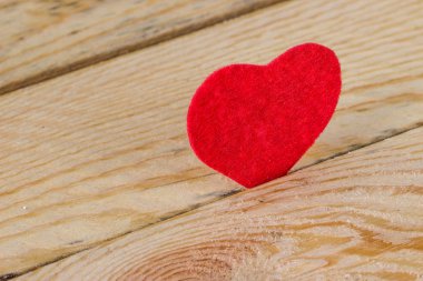 Sevgililer günü. ahşap bir masa üzerinde kırmızı kalp