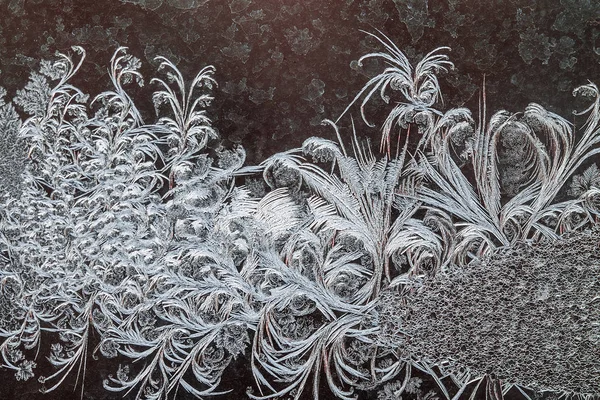 Матовый узор на стекле из кристаллов льда — стоковое фото