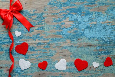 Kırmızı kurdele ve ahşap masa Kalpler