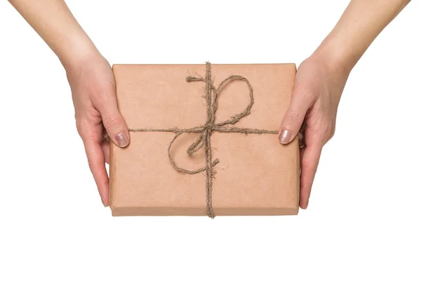 Mano femenina sosteniendo una caja de regalo —  Fotos de Stock
