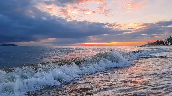 Coucher de soleil coloré au bord de la mer — Photo