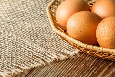 Çuval bezi üzerinde taze kahverengi kafes ücretsiz yumurta.