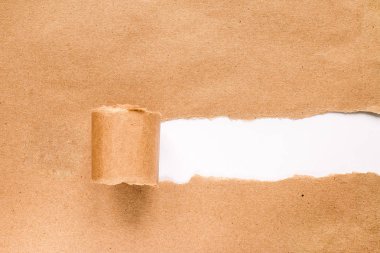 Beyaz arkaplanı olan metin için boşluk içeren yırtık Kağıt.