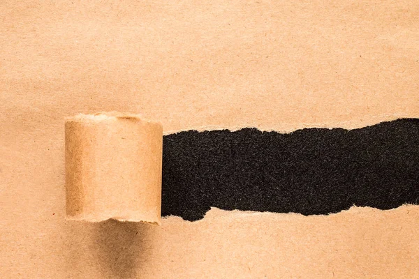 Порванная бумага с местом для текста на черном фоне — стоковое фото