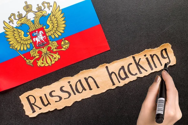 Russisches Hacken, Inschrift auf zerrissenem Papierblatt — Stockfoto