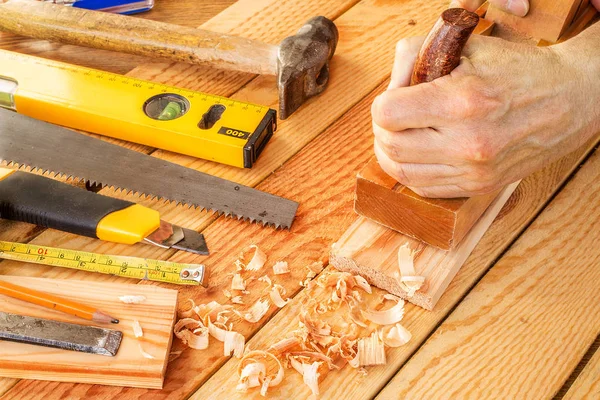 Trabajador de madera senior o carpintero haciendo carpintería —  Fotos de Stock