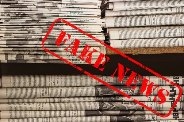 Die Worte Fake News in rotem Text auf einer Zeitung. — Stockfoto