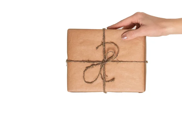 Женская рука с подарочной коробкой на белом фоне . — стоковое фото