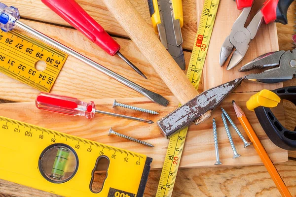 Een scala aan hulpmiddelen op hout — Stockfoto