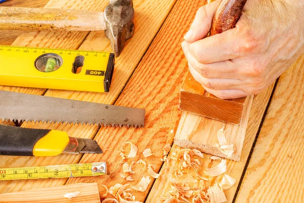 Lenhador sênior ou carpinteiro fazendo marcenaria — Fotografia de Stock