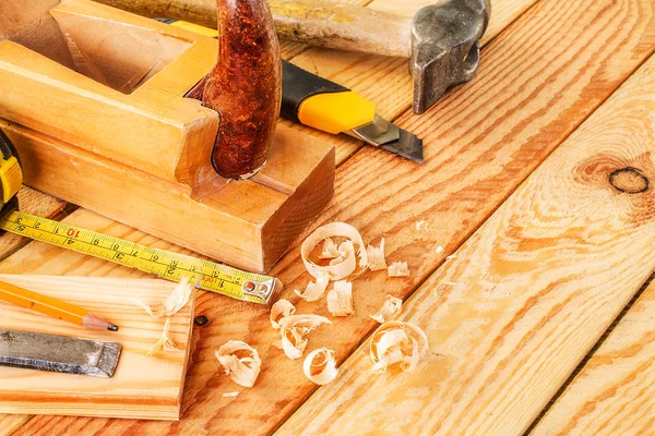 Verschiedene Arbeitswerkzeuge auf Holz. Kopierraum — Stockfoto